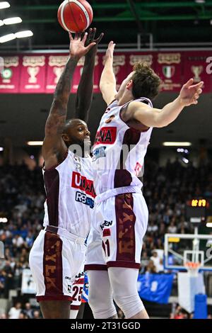 Trévise, Italie. 22 octobre 2023. Duel sous le panier pendant Nutribullet Treviso basket vs Umana Reyer Venezia, Italian Basketball Serie A match à Trévise, Italie, octobre 22 2023 crédit : Agence de photo indépendante/Alamy Live News Banque D'Images