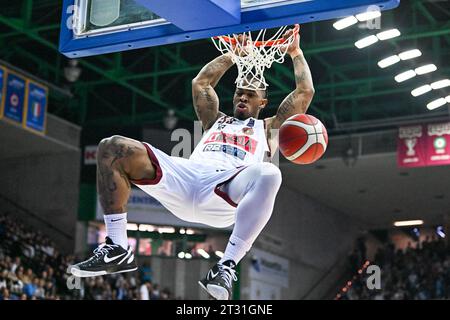 Trévise, Italie. 22 octobre 2023. Dunk of Reyer basket pendant Nutribullet Treviso basket vs Umana Reyer Venezia, Italian Basketball Serie A Match à Trévise, Italie, octobre 22 2023 crédit : Agence photo indépendante/Alamy Live News Banque D'Images