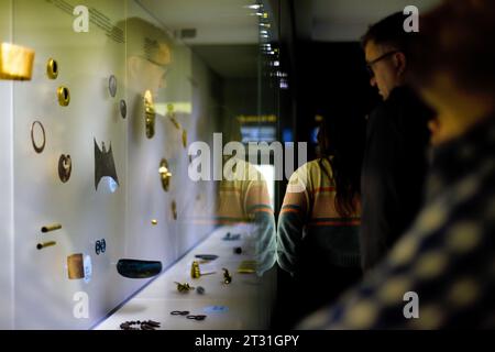 Bogota, Colombie - 3 janvier 2023 : les touristes visitent les vitrines du Musée de l'Or Banque D'Images