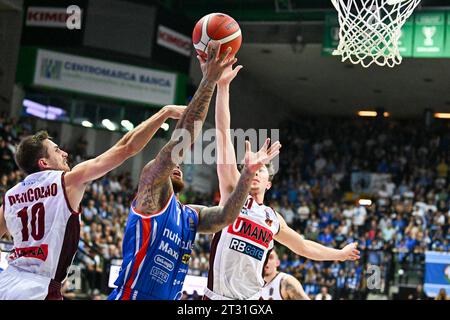 Trévise, Italie. 22 octobre 2023. Duel Under pendant Nutribullet Treviso basket vs Umana Reyer Venezia, Italian Basketball Serie A match à Trévise, Italie, octobre 22 2023 crédit : Agence de photo indépendante / Alamy Live News Banque D'Images