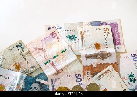 Macro gros plan des billets de peso colombiens sur fond blanc Banque D'Images