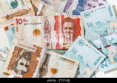 Macro gros plan de billets de peso colombiens de différentes dénominations Banque D'Images
