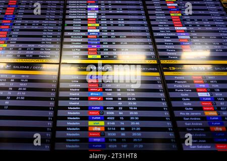 Bogota, Colombie - 8 janvier 2023 : vue de face de l'écran des arrivées et des départs à l'aéroport El Dorado Banque D'Images