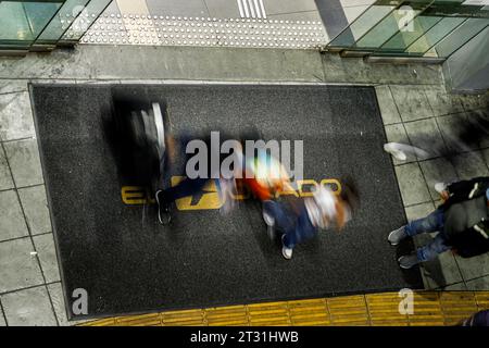 Bogota, Colombie - 8 janvier 2023 : les passagers quittent l'aéroport El Dorado Banque D'Images