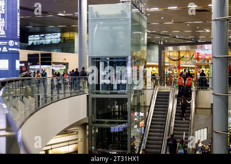 Bogota, Colombie - 8 janvier 2023 : les passagers passent par le hall de l'aéroport El Dorado Banque D'Images