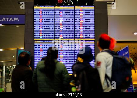 Bogota, Colombie - 8 janvier 2023 : les passagers vérifient leur vol devant l'écran des arrivées et des départs à l'aéroport El Dorado Banque D'Images