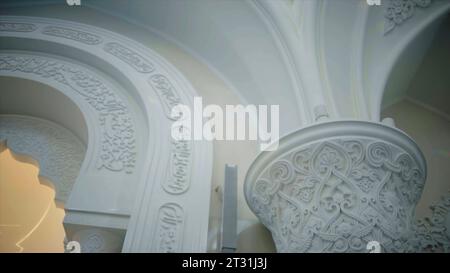 Plafond décoré de blanc. Scène. Un musée blanc spacieux avec murs peints et plafond. Banque D'Images