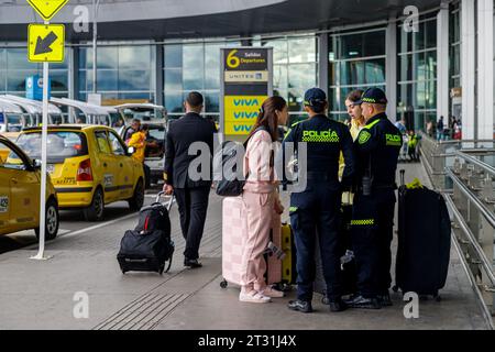 Bogota, Colombie - 23 janvier 2023 : deux filles parlent à des policiers à l'entrée de l'aéroport El Dorado Banque D'Images