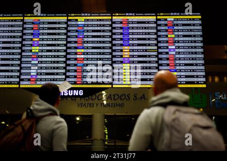 Bogota, Colombie - 8 janvier 2023 : les passagers vérifient leur vol devant l'écran des arrivées et des départs à l'aéroport El Dorado Banque D'Images