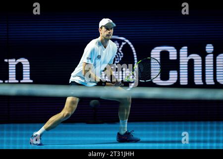 Bâle, Suisse. 22 octobre 2023. Bâle, Suisse, 22 octobre 2023 : Botic van de Zandschulp (NED) en action lors du match de tennis de l'aginst Arthur Rinderknech (FRA) au tournoi Swiss Indoors ATP 500 à St. Jakobshalle à Bâle, Suisse. (Daniela Porcelli/SPP) crédit : SPP Sport Press photo. /Alamy Live News Banque D'Images