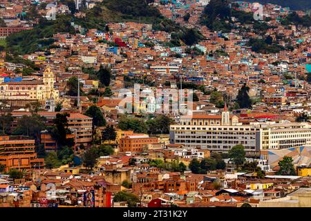 Bidonville peuplé sur la pente d'une colline à Bogota, Colombie Banque D'Images