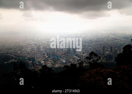 Quartier historique de Bogota (Colombie) vu de la colline de Monserrate après une tempête Banque D'Images