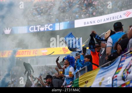 Charlotte, Caroline du Nord, États-Unis. 21 octobre 2023. Les supporters du Charlotte FC célèbrent un but lors du match de soccer MLS entre l’Inter Miami CF et le Charlotte FC au Bank of America Stadium à Charlotte, en Caroline du Nord. Greg Atkins/CSM/Alamy Live News Banque D'Images