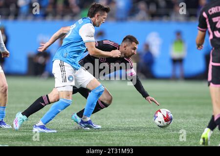 Charlotte, Caroline du Nord, États-Unis. 21 octobre 2023. L'attaquant de l'Inter Miami Lionel Messi (10) est fauché lors du match de football de la MLS entre l'Inter Miami CF et le Charlotte FC au Bank of America Stadium de Charlotte, Caroline du Nord. Greg Atkins/CSM/Alamy Live News Banque D'Images