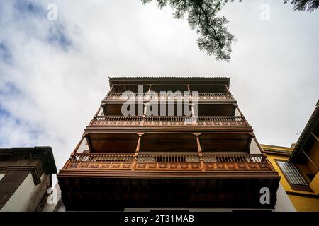Façade d'une vieille maison avec de beaux balcons en bois de la vieille ville d'Icod de los Vinos, sur la côte nord de Tenerife. Îles Canaries, Espagne. Banque D'Images