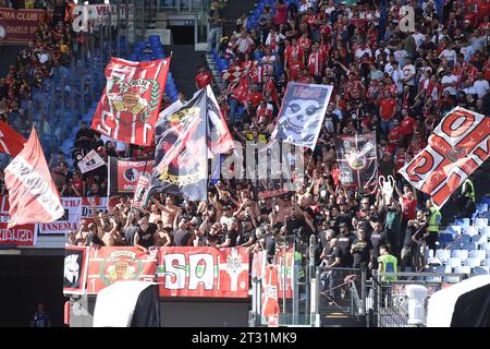 Rome, Latium. 22 octobre 2023. Supporters de Monza lors du match de Serie A entre Roma et Monza au stade olympique, Italie, le 26 octobre 2023. Photographer01 crédit : Agence de photo indépendante / Alamy Live News Banque D'Images