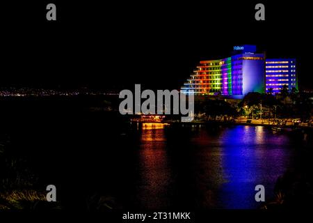 Cartagena de Indias, Colombie - 17 janvier 2023 : vue de nuit de l'hôtel Hilton illuminé avec les couleurs LGBT dans le quartier El Laguito Banque D'Images