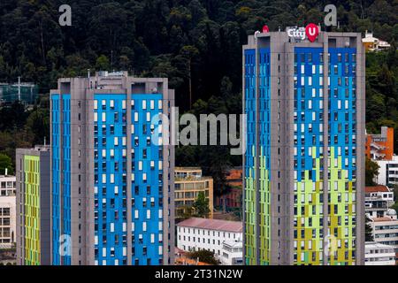 Bogota, Colombie - 23 janvier 2023 : deux bâtiments colorés de la citadelle universitaire City U en face de la colline de Monserrate Banque D'Images