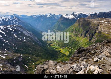 Paysage de montagnes au coucher du soleil, Geirangerfjord et route sinueuse Nibbevegen du point de vue Dalsnibba, Norvège. Banque D'Images