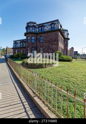 Ewing et Carroll, Trenton : 506 East State Street au toit mansardé, dans le quartier historique d'Ewing/Carroll, abrite Kids R First Preschool. Banque D'Images