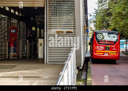 Bogota, Colombie - 3 janvier 2023 : bus Transmilenio arrivant à la gare Las Aguas Banque D'Images