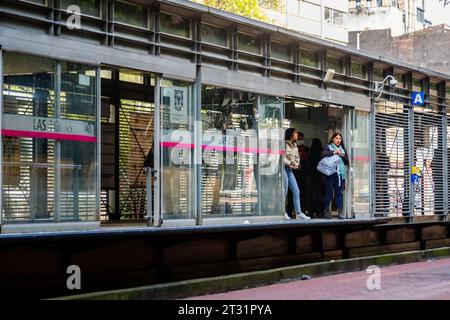 Bogota, Colombie - 3 janvier 2023 : deux femmes attendent le bus Transmilenio à la gare de Las Aguas Banque D'Images