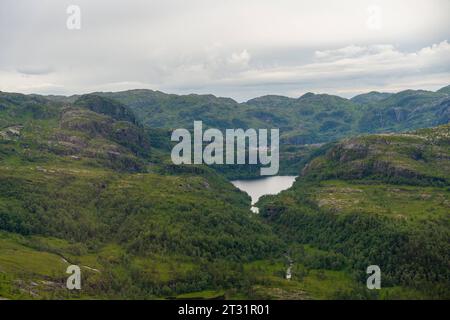 Bergen, Norvège. 11 juillet 2023. Le majestueux mont Ulriken près de Bergen, en Norvège, avec ses pentes raides et rocheuses et ses taches vertes. Vue aérienne vue sur le paysage norvégien *** Der majestätische Berg Ulriken in der Nähe von Bergen, Norwegen, mit seinen steilen, felsigen Hängen und grünen Flecken. Luftaufnahme blick über norwegische Landschaft crédit : Imago/Alamy Live News Banque D'Images