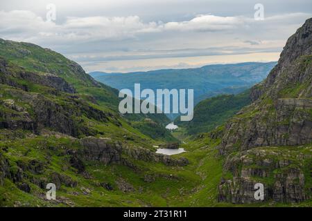 Bergen, Norvège. 11 juillet 2023. Le majestueux mont Ulriken près de Bergen, en Norvège, avec ses pentes raides et rocheuses et ses taches vertes. Vue aérienne vue sur le paysage norvégien *** Der majestätische Berg Ulriken in der Nähe von Bergen, Norwegen, mit seinen steilen, felsigen Hängen und grünen Flecken. Luftaufnahme blick über norwegische Landschaft crédit : Imago/Alamy Live News Banque D'Images