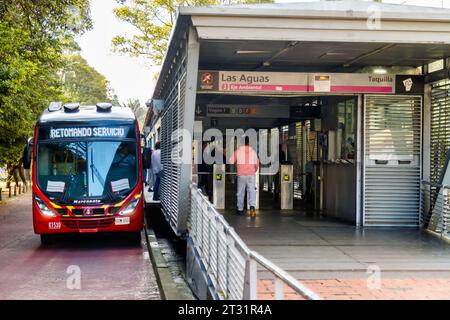 Bogota, Colombie - 3 janvier 2023 : bus Transmilenio arrivant à la gare Las Aguas Banque D'Images