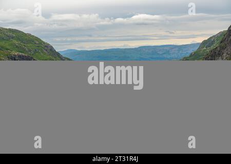 Bergen, Norvège. 11 juillet 2023. Le majestueux mont Ulriken près de Bergen, en Norvège, avec ses pentes raides et rocheuses et ses taches vertes. Vue aérienne vue sur le paysage norvégien *** Der majestätische Berg Ulriken in der Nähe von Bergen, Norwegen, mit seinen steilen, felsigen Hängen und grünen Flecken. Luftaufnahme blick über norwegische Landschaft crédit : Imago/Alamy Live News Banque D'Images