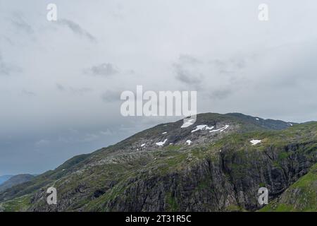 Bergen, Norvège. 11 juillet 2023. Le majestueux mont Ulriken près de Bergen, en Norvège, avec ses pentes raides et rocheuses et ses taches vertes. Vue aérienne vue sur le paysage norvégien *** Der majestätische Berg Ulriken in der Nähe von Bergen, Norwegen, mit seinen steilen, felsigen Hängen und grünen Flecken. Luftaufnahme blick über norwegische Landschaft crédit : Imago/Alamy Live News Banque D'Images