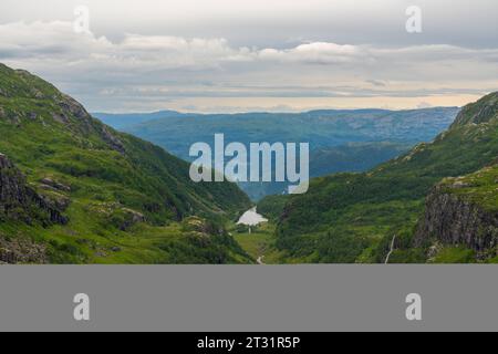 Bergen, Norvège. 11 juillet 2023. Le majestueux mont Ulriken près de Bergen, en Norvège, avec ses pentes raides et rocheuses et ses taches vertes. Vue aérienne vue sur le paysage norvégien *** Der majestätische Berg Ulriken in der Nähe von Bergen, Norwegen, mit seinen steilen, felsigen Hängen und grünen Flecken. Luftaufnahme blick über norwegische Landschaft crédit : Imago/Alamy Live News Banque D'Images