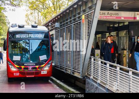 Bogota, Colombie - 3 janvier 2023 : bus Transmilenio arrivant à la gare Las Aguas Banque D'Images