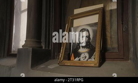 Vieille icône dans une pièce abandonnée. Action. Image de Jésus avec cadre dans la salle abandonnée de l'église incendiée. Église abandonnée avec une vieille image du Christ Banque D'Images