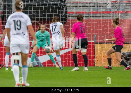 Dijon, France. 18 octobre 2023. Dijon, France, 22 octobre 2023 : Gaetane Thiney (17 Paris) marque lors du match D1 Arkema entre Dijon et Paris FC au Stade Gaston Gerard à Dijon, France. (Leiting Gao/SPP) crédit : SPP Sport Press photo. /Alamy Live News Banque D'Images