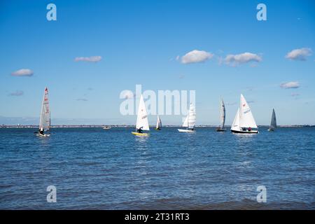 Kent UK. 22 octobre 2023. UK Météo. L'île de Sheppey, a bénéficié d'un soleil chaud dimanche automnal tandis que dans le pays avait souffert de fortes pluies et des inondations dues à la tempête Babet. Les gens ont pris à la mer en faisant la course de Dinghy Sailing sous le ciel bleu avec de légers nuages éparpillés. Crédit : glosszoom / Alamy Live News. Banque D'Images