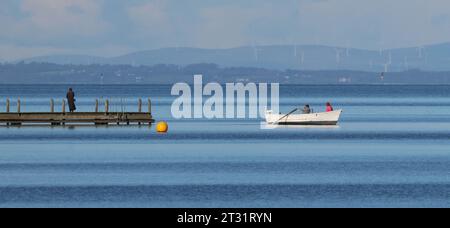 South Shore Lough Neagh, comté d'Armagh, Irlande du Nord, Royaume-Uni. 22 octobre 2023. Météo britannique - après un froid commencer une belle journée d'automne avec de longues périodes de soleil agréable. Crédit : CAZIMB/Alamy Live News. Banque D'Images