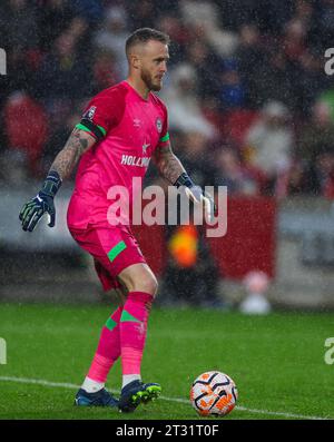 Le gardien de but de Brentford Mark Flekken lors du match de Premier League au Gtech Community Stadium, à Londres. Date de la photo : Samedi 21 octobre 2023. Banque D'Images