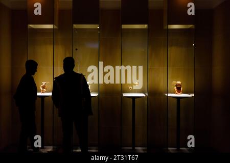 Bogota, Colombie - 3 janvier 2023 : deux jeunes hommes regardent des pièces de céramique et d'or dans le Musée de l'or Banque D'Images