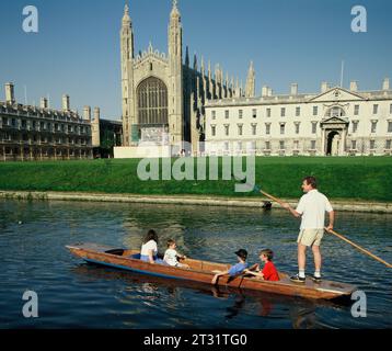 Angleterre. Cambridge. Les arrières. Punting sur la rivière près du King's College. Banque D'Images