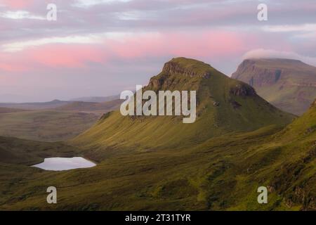 Le Quiraing, sur l'île de Skye, en Écosse, est un plateau de glissement de terrain, formé par une série de glissements de terrain il y a des millions d'années. Banque D'Images