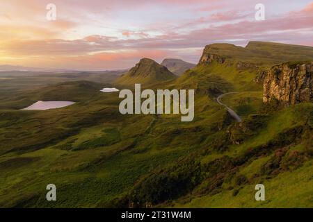 Le Quiraing, sur l'île de Skye, en Écosse, est un plateau de glissement de terrain, formé par une série de glissements de terrain il y a des millions d'années. Banque D'Images