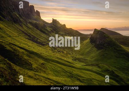 Le Quiraing, sur l'île de Skye, en Écosse, est un plateau de glissement de terrain, formé par une série de glissements de terrain il y a des millions d'années. Banque D'Images