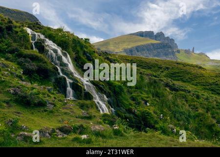 Les chutes de voile de mariée sont une cascade qui tombe en cascade sur la falaise de Trotternish Ridge, île de Skye, en Écosse, ressemblant à un voile de mariée. Banque D'Images