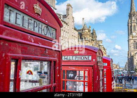 Typische rote Tefonzellen im Vereinigten Königreich auf der Royal Mile in Edimbourg 29.09.2023 Edinburgh Royal Mile Schottland Großbritannien *** cellules de tephone rouges typiques au Royaume-Uni sur le Royal Mile in Edimbourg 29 09 2023 Edinburgh Royal Mile Scotland United Kingdom Credit : Imago/Alamy Live News Banque D'Images