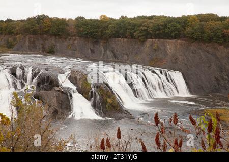 Vue des chutes Cohoes sur la rivière Mohawk, qui fait partie du réseau du canal Érié. Banque D'Images