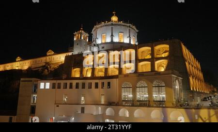 Un immense hôtel lumineux. Action. Un grand hôtel pris la nuit est surligné en orange. Banque D'Images