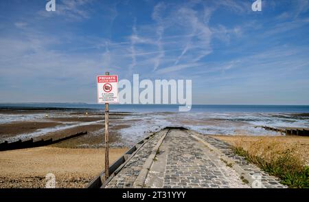 Usage éditorial seulement - Un signe renforçant le message - des lits d'huîtres privés. Il est illégal de récolter des huîtres sans autorisation. Bancs d'huîtres Whitstable, Banque D'Images