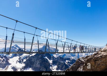 Le Titlis Cliff Walk, le pont suspendu le plus élevé d'Europe, Klein Titlis, une montagne des Alpes d'Uri au-dessus des cantons d'Engelberg, d'Obwald et de Berne Banque D'Images