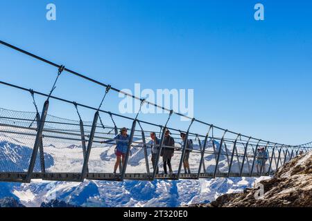 Le Titlis Cliff Walk, le pont suspendu le plus élevé d'Europe, Klein Titlis, une montagne des Alpes d'Uri au-dessus des cantons d'Engelberg, d'Obwald et de Berne Banque D'Images